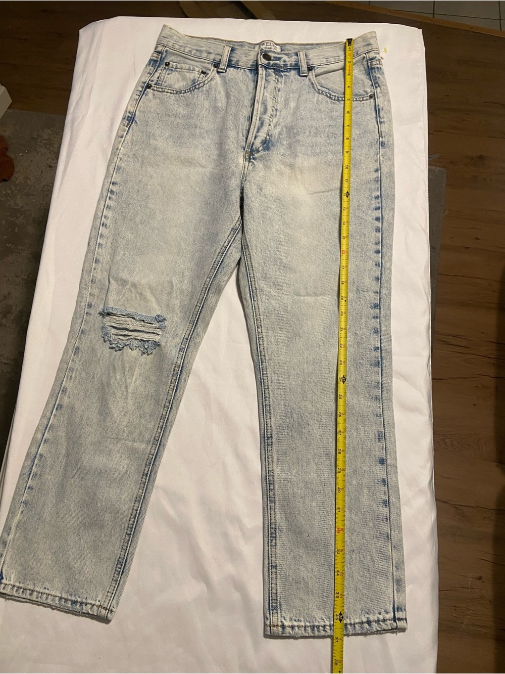 Light Wash Straight Leg Jeans with Knee Distress